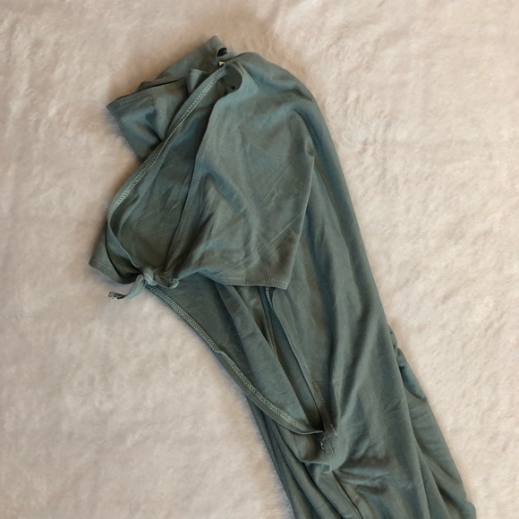 ❌ Sold ❌ NWT! Lou Lou Cold Shoulder Top - Picture 5 of 7